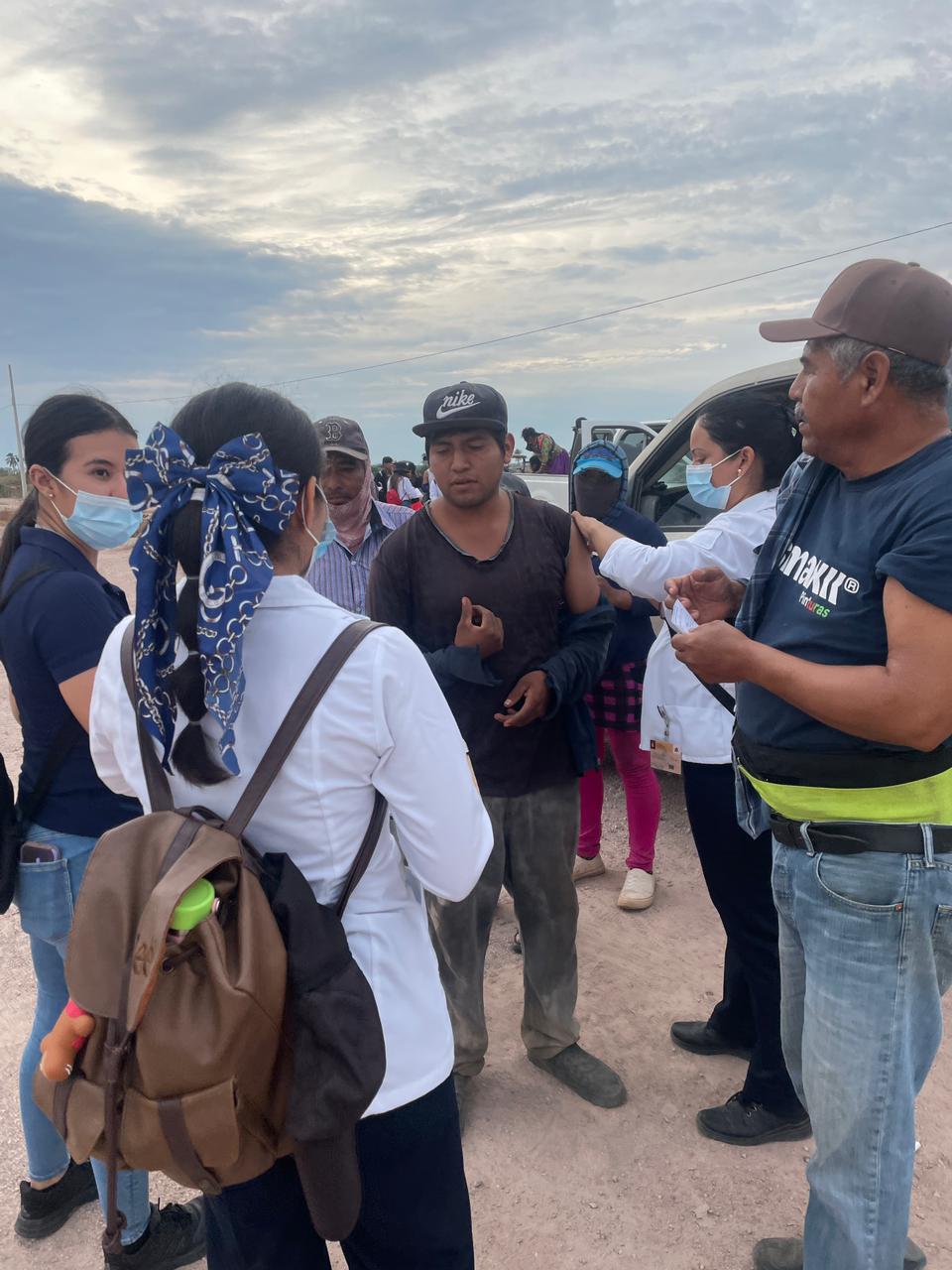 $!Emprende Secretaría de Salud jornada masiva de vacunación contra el sarampión en Isla del Bosque