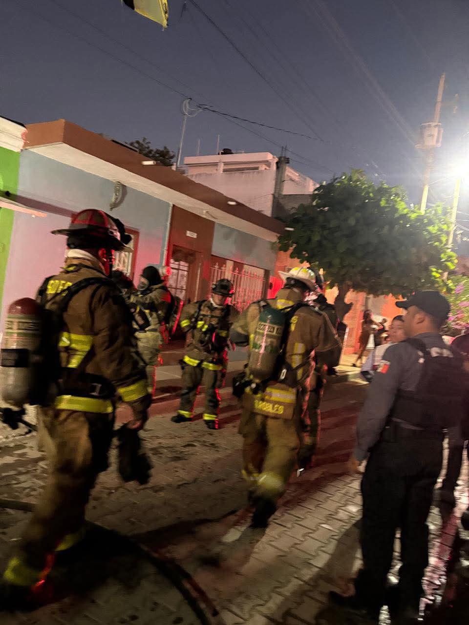 $!Cortocircuito genera incendio en vivienda en la colonia Jacarandas, en Mazatlán