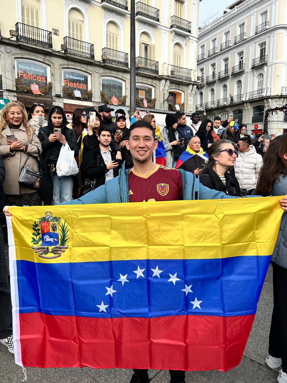 $!Festejan venezolanos en España caída de Maduro