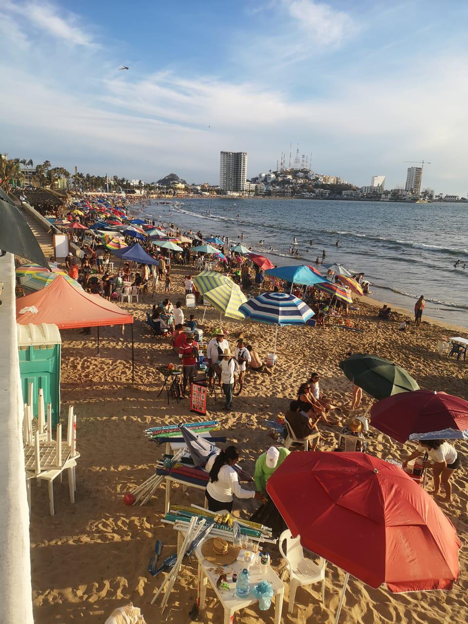 $!Disfrutan hasta el último minuto de vacaciones en Mazatlán