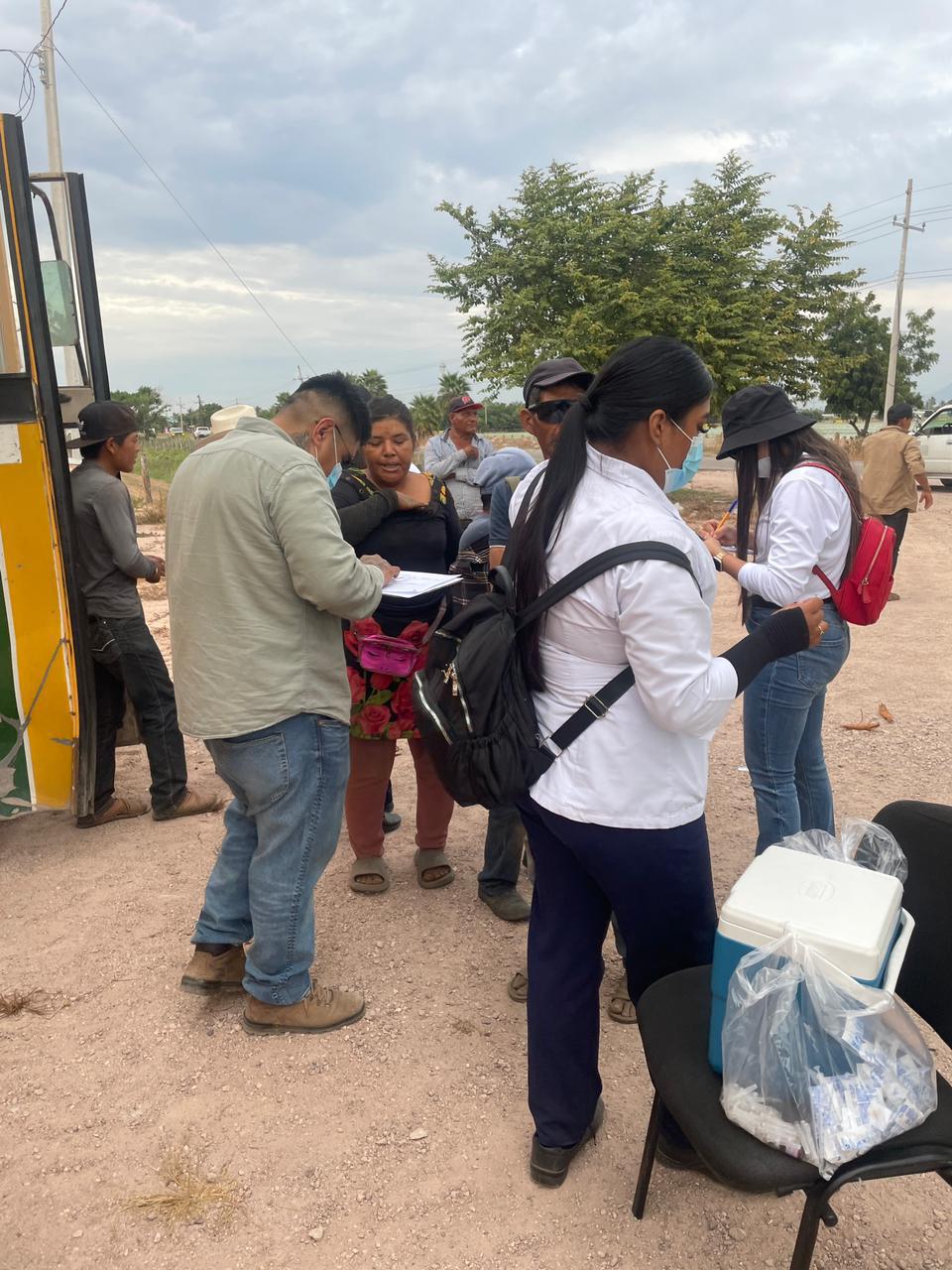 $!Emprende Secretaría de Salud jornada masiva de vacunación contra el sarampión en Isla del Bosque