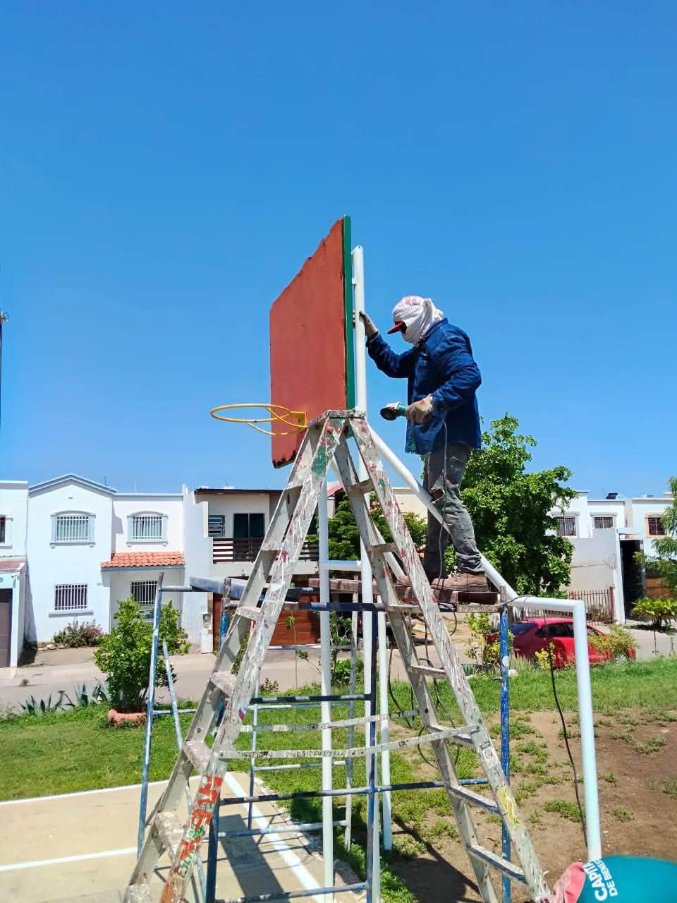 $!Rehabilitan dos medias canchas de basquetbol en Prados del Sur, en Culiacán