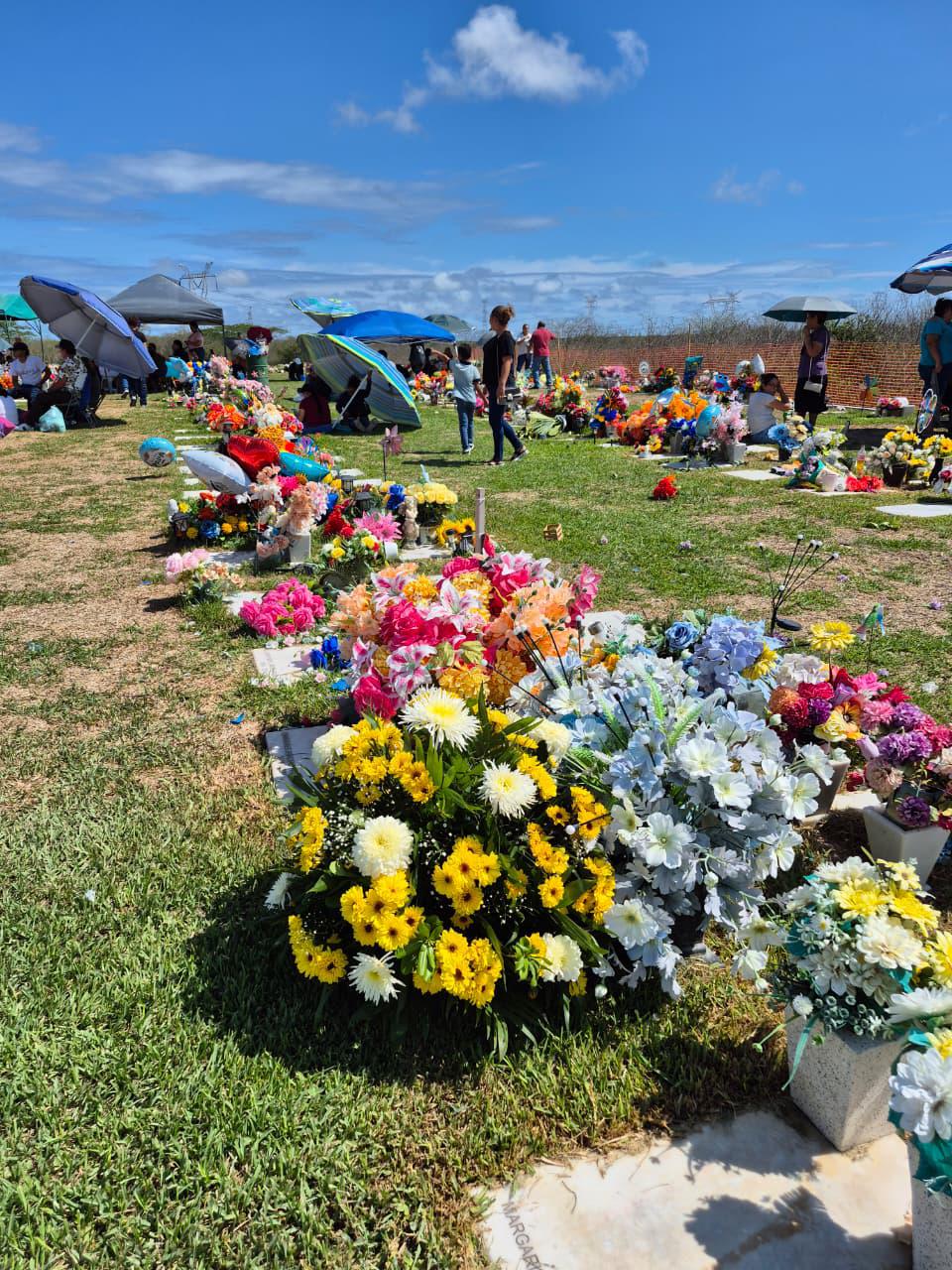 $!Recuerdan a los padres con flores y homenajes en panteones de Mazatlán