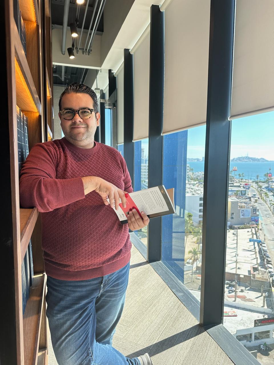 $!El poeta mazatleco Luis Roberto González coordina las sesiones del club, en las que los participantes podrán descubrir autores, compartir lecturas y expresar sus interpretaciones.