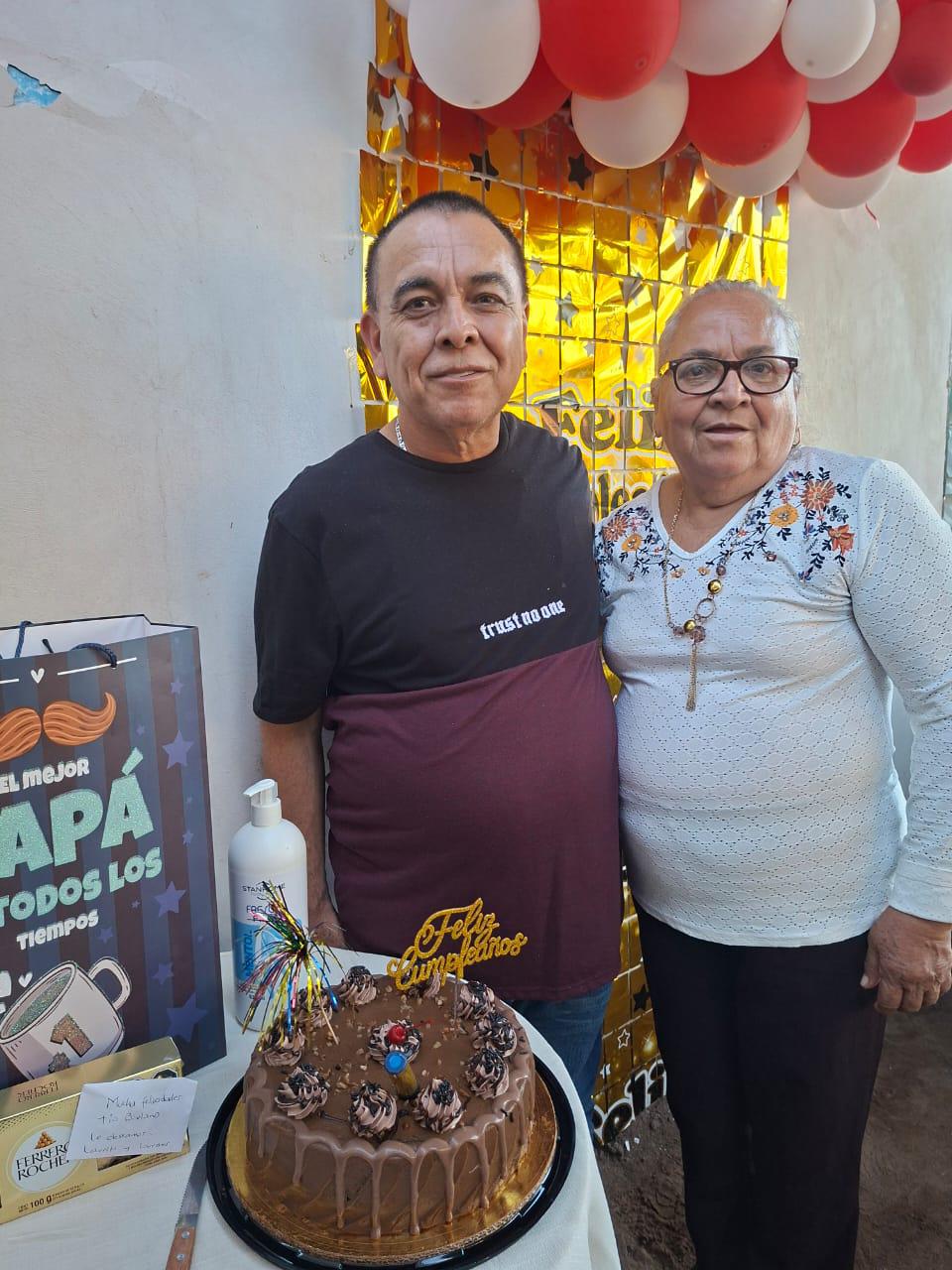 $!El cumpleañero acompañado por su hermana María Juana López Parra.