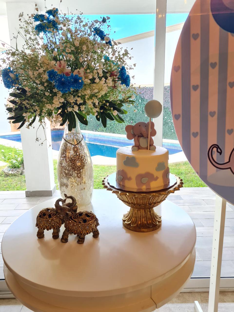$!Un pastel con un monito de elefante y un globo lució en la mesa principal.
