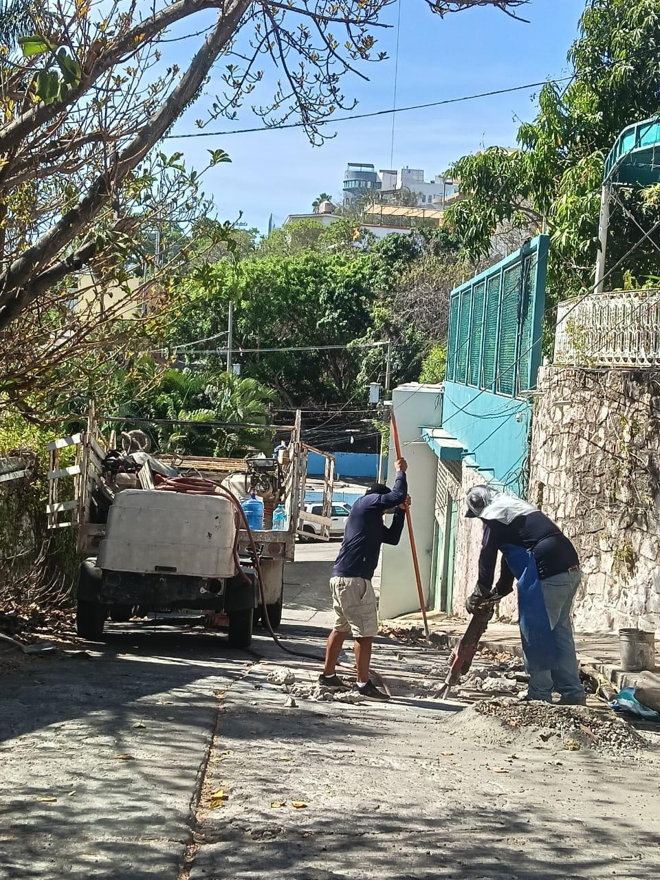 $!Reparan tapadera de alcantarilla peligrosa en Cerro del Vigía, en Mazatlán