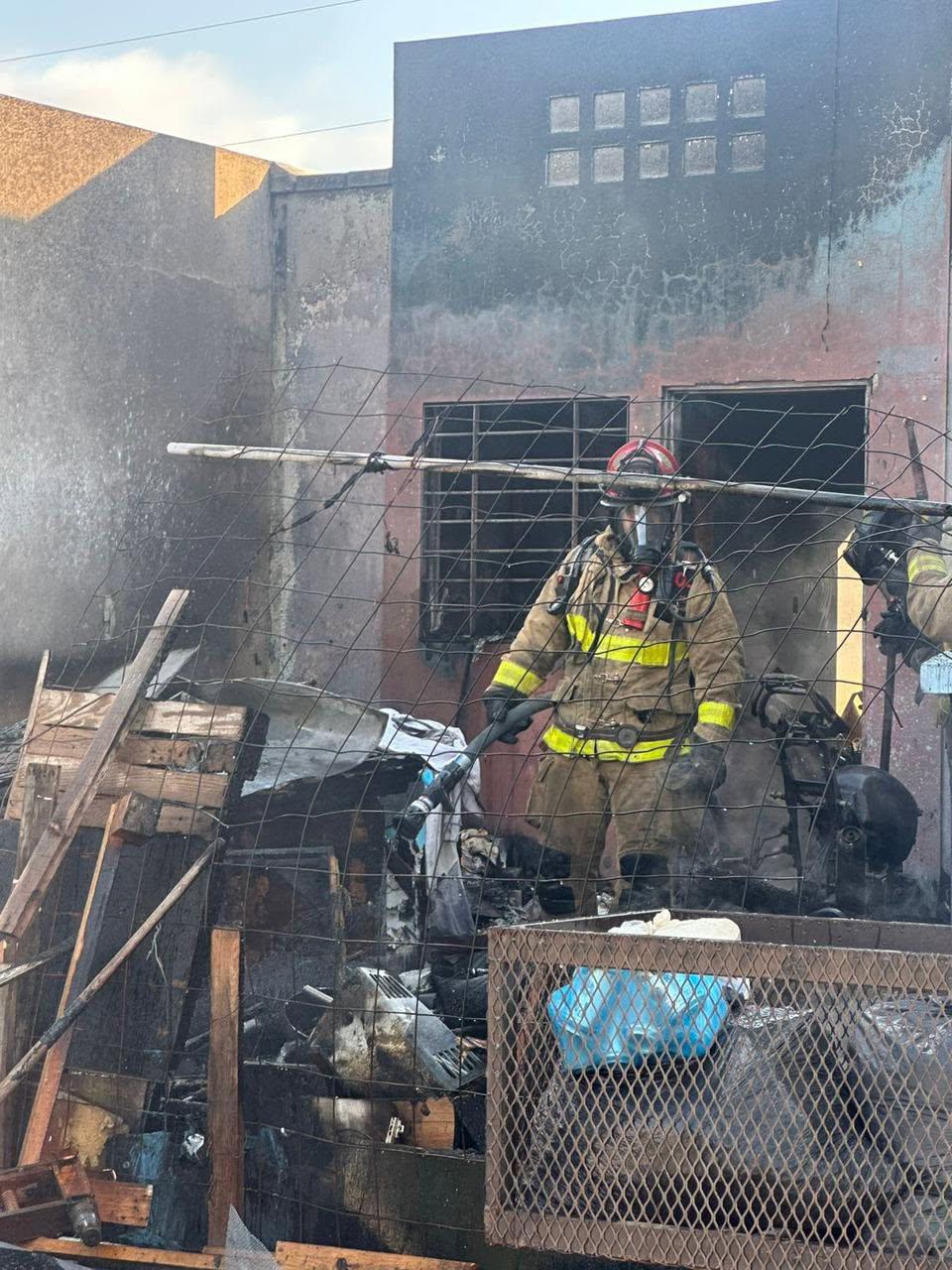 $!Consume fuego una casa habitación en Pradera Dorada IV, en Mazatlán