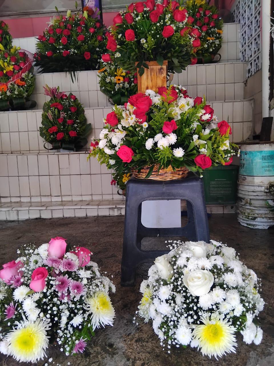 $!Mercado de las Flores en Mazatlán enfrenta retrasos previo al Día de Muertos