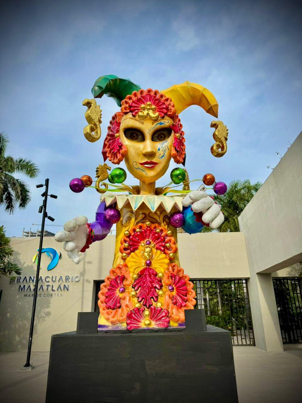 $!Gran Acuario Mazatlán se prepara para el Carnaval con la colocación del monigote ‘Arlequín del Mar’