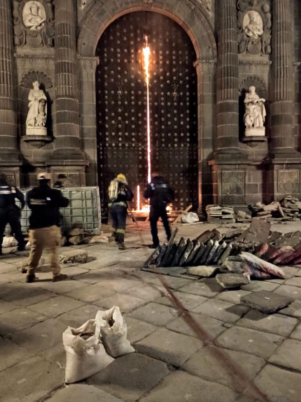 $!Incendian portón de la Catedral de Puebla; Fiscalía investiga ataque