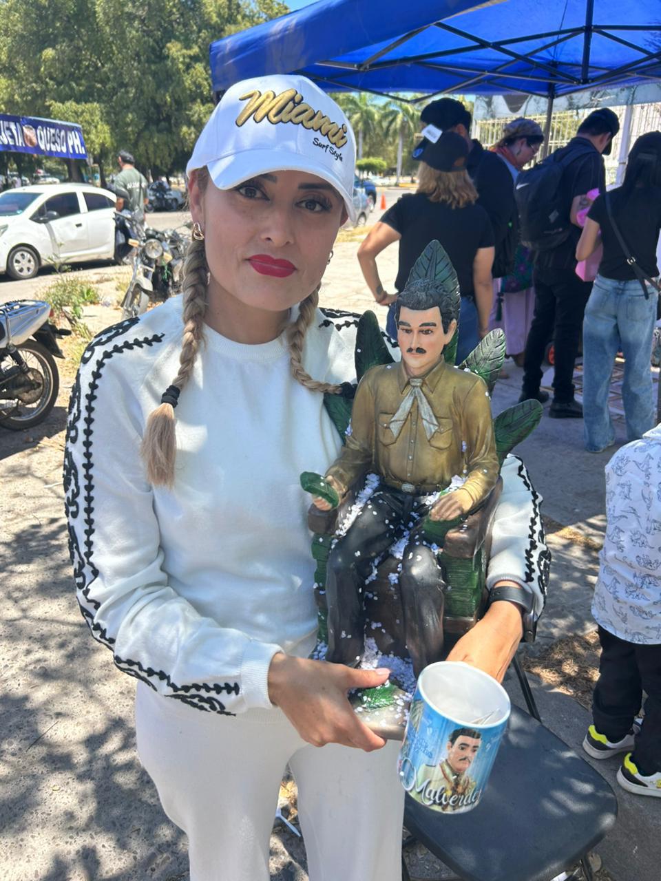 $!Bañan de fe y alcohol a Malverde en su 117 aniversario luctuoso