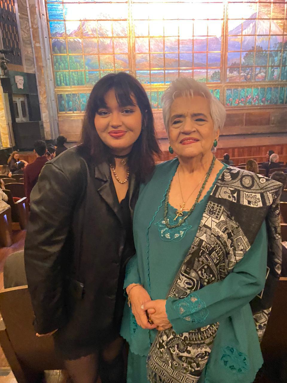 $!Lucía Valdez Martínez orgullosa se toma la foto del recuerdo junto a su galardonada abuela.