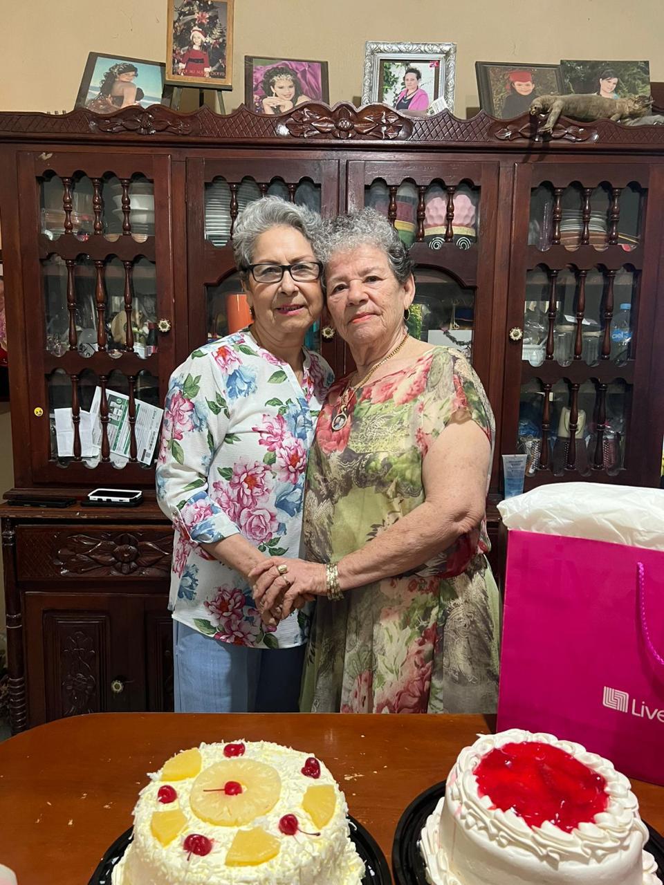 $!Su hermana Ruperta Leal le manifestó sus buenos deseos.