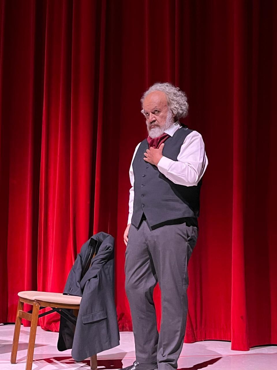 $!El actor y director de teatro compartió el monólogo ‘Marx en el Soho’.