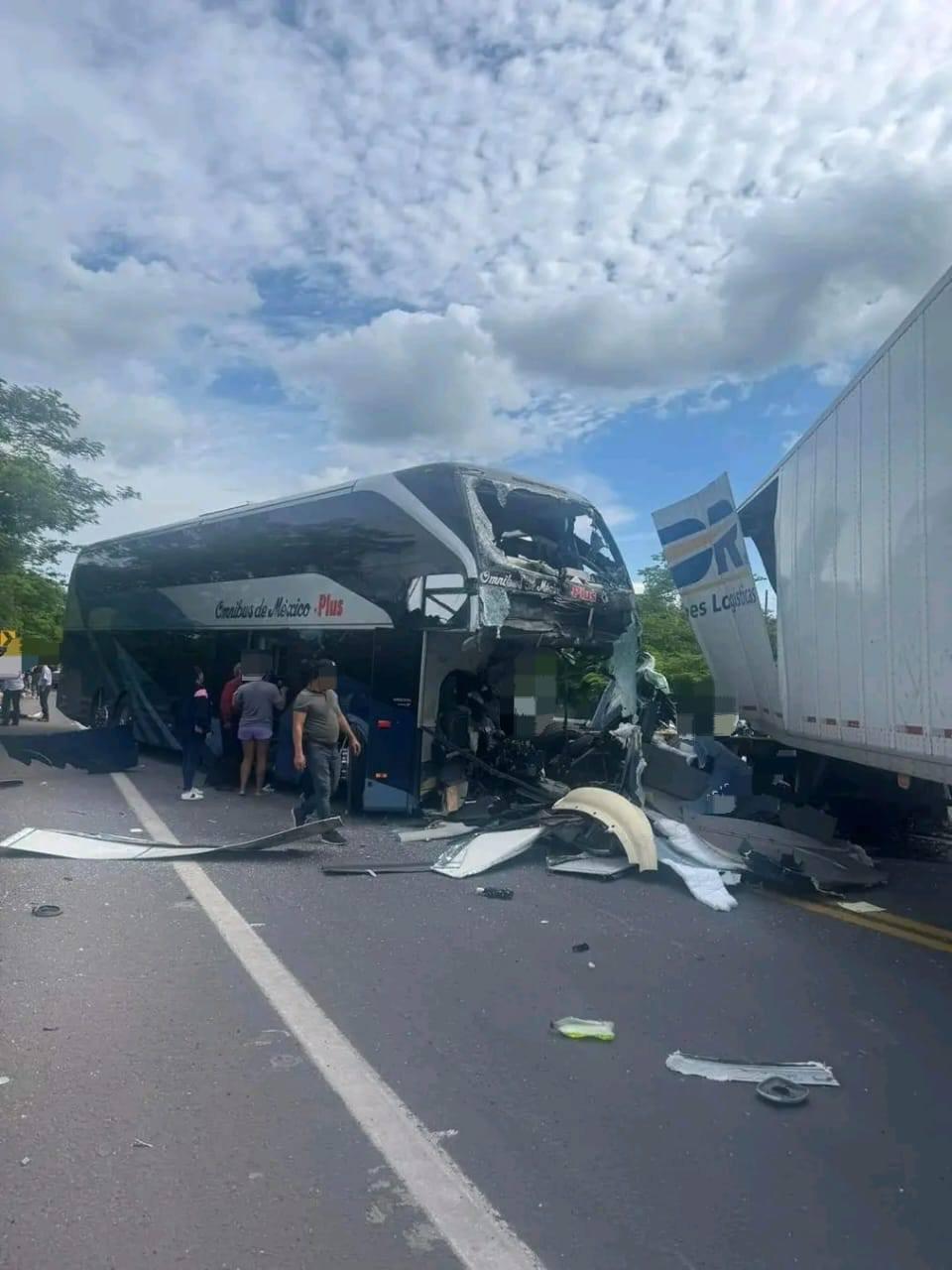$!Chocan de frente autobús y tráiler; hay dos muertos y 14 lesionados; sinaloenses venían a bordo