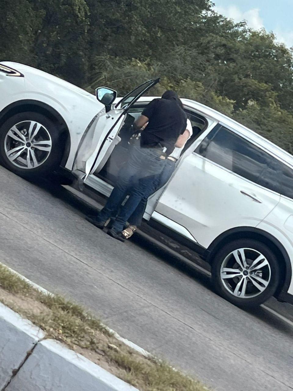 $!Imparable el robo de autos en Culiacán: mujer es despojada en el malecón nuevo