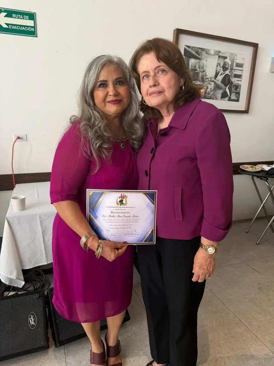 $!La conferencista Martha Camacho y María del Rosario Flores Navidad.