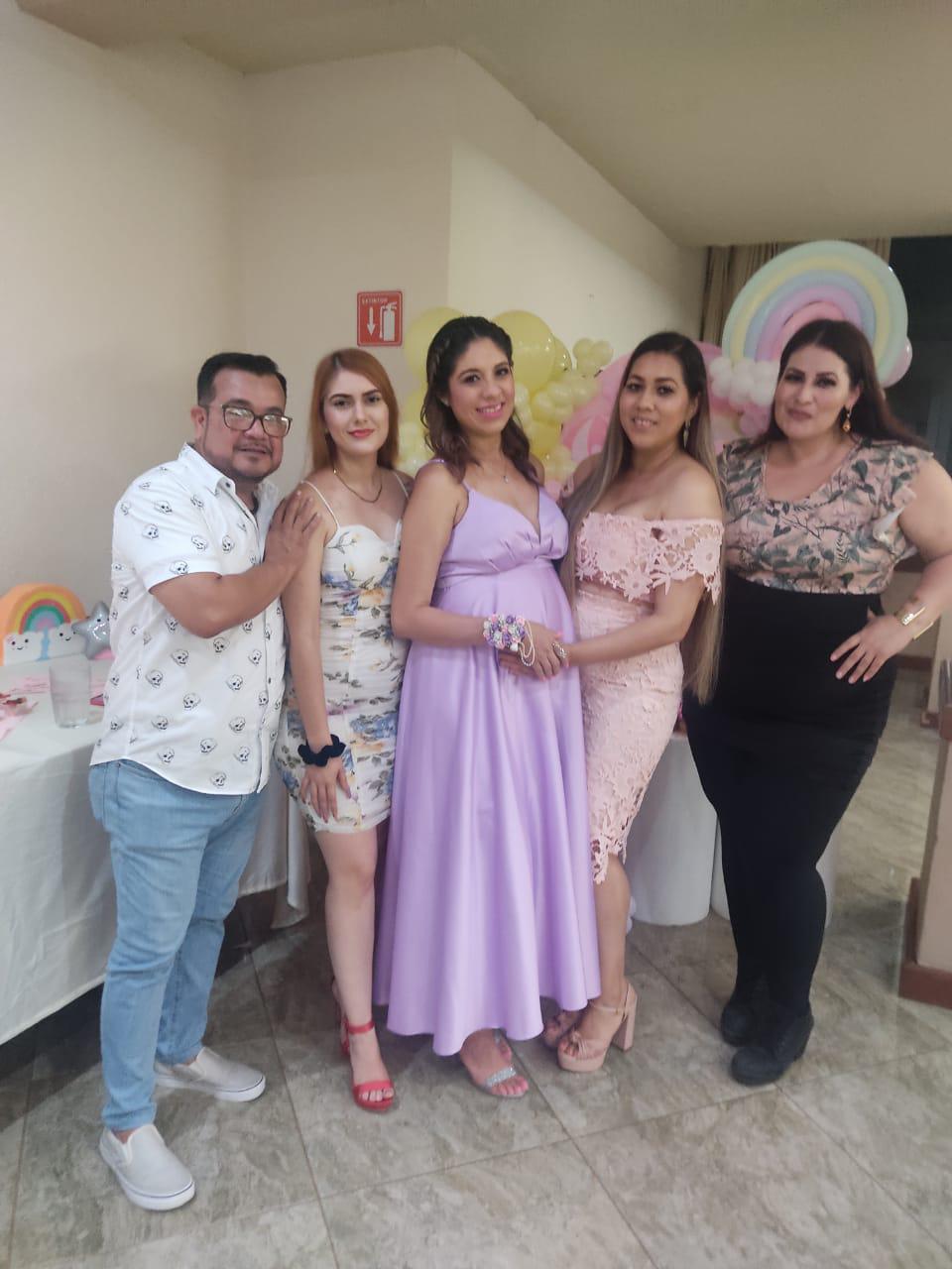 $!La futura mamá entre los organizadores de su fiesta de canastilla, Enrique Santana, Fernanda González, Elvia Pérez y Dania Loaeza.