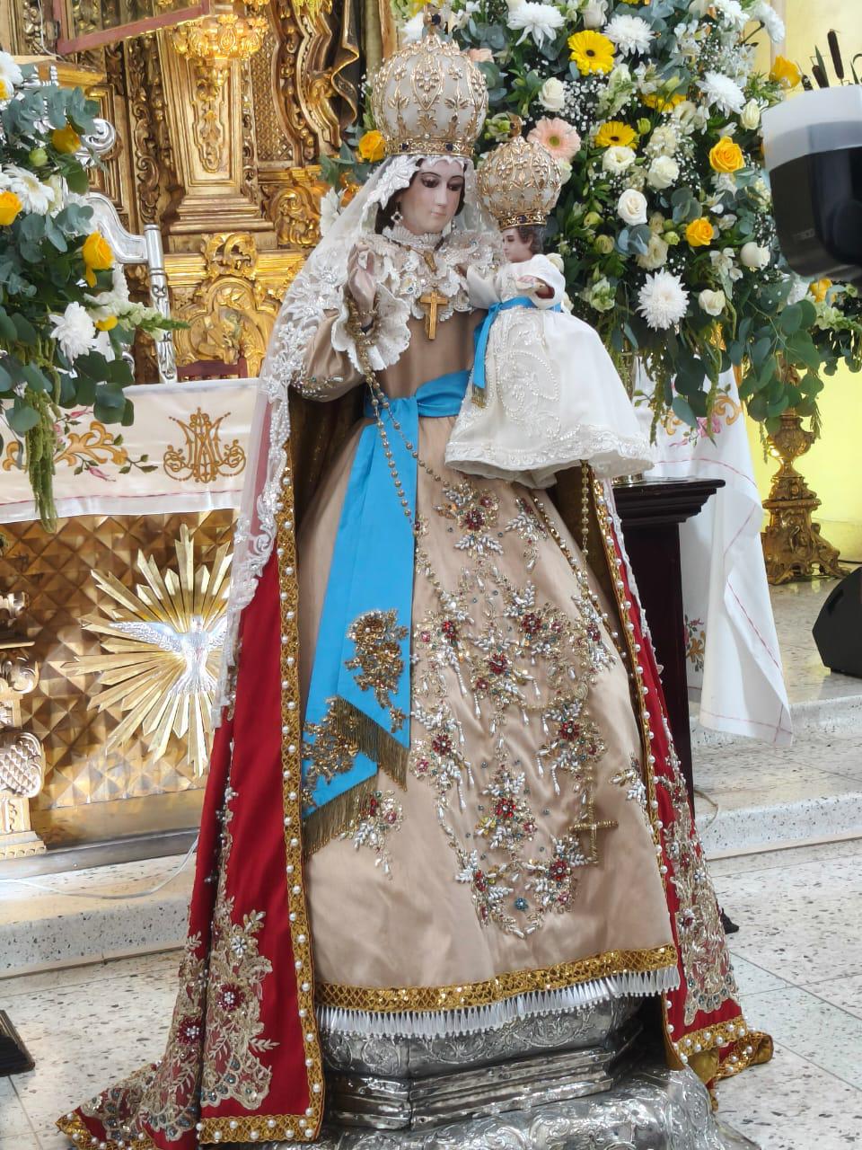 $!Nuestra Señora del Rosario recibe vestido nuevo para su fiesta solemne