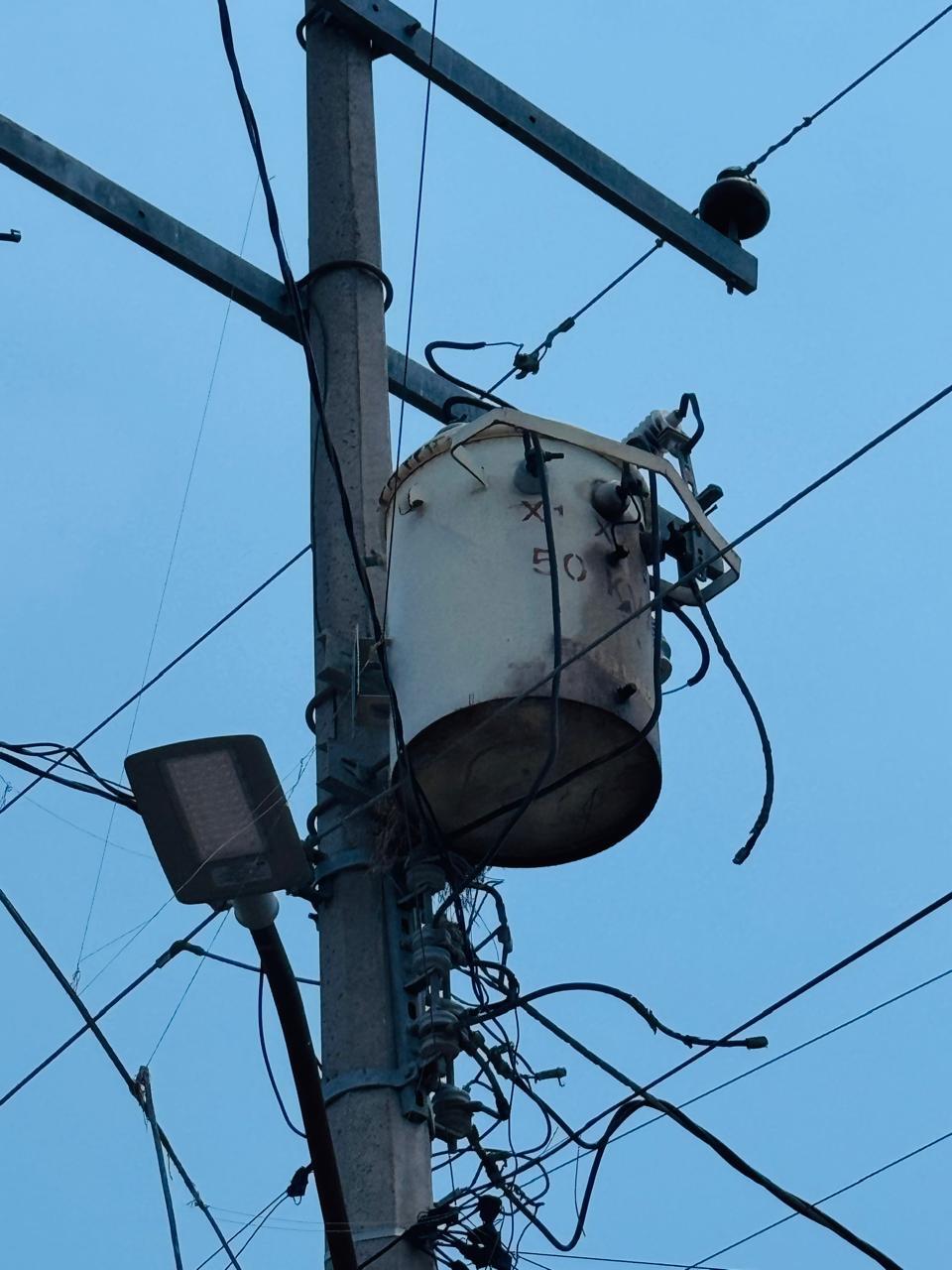 $!Suman 18 horas sin energía eléctrica en colonia de Escuinapa