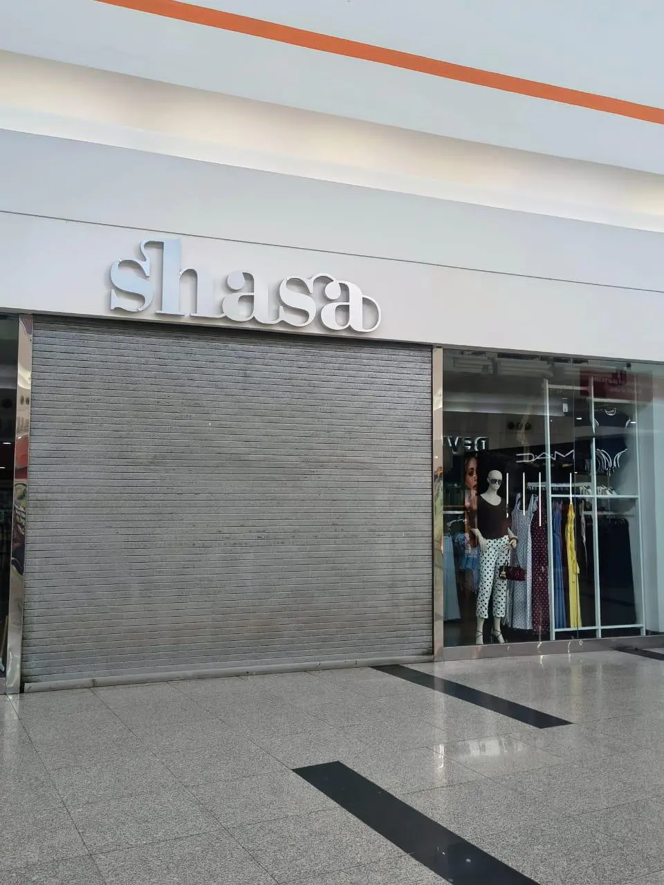 $!Colapsa plafón en una boutique en la Plaza Paseo Los Mochis; fuga de agua obliga a cerrar el local