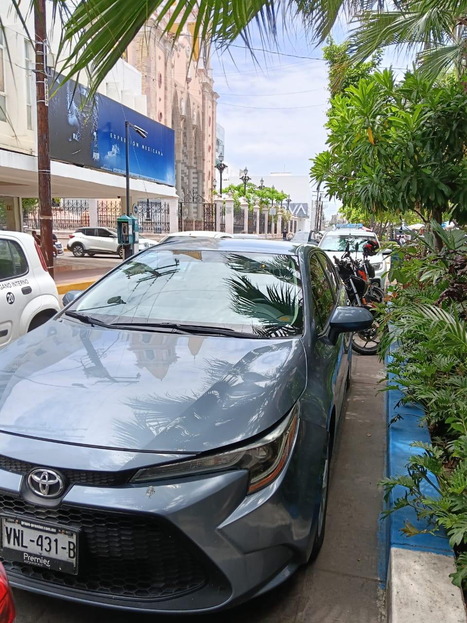 $!Denuncian que en calles del Centro de Mazatlán acaparan estacionamientos para discapacitados