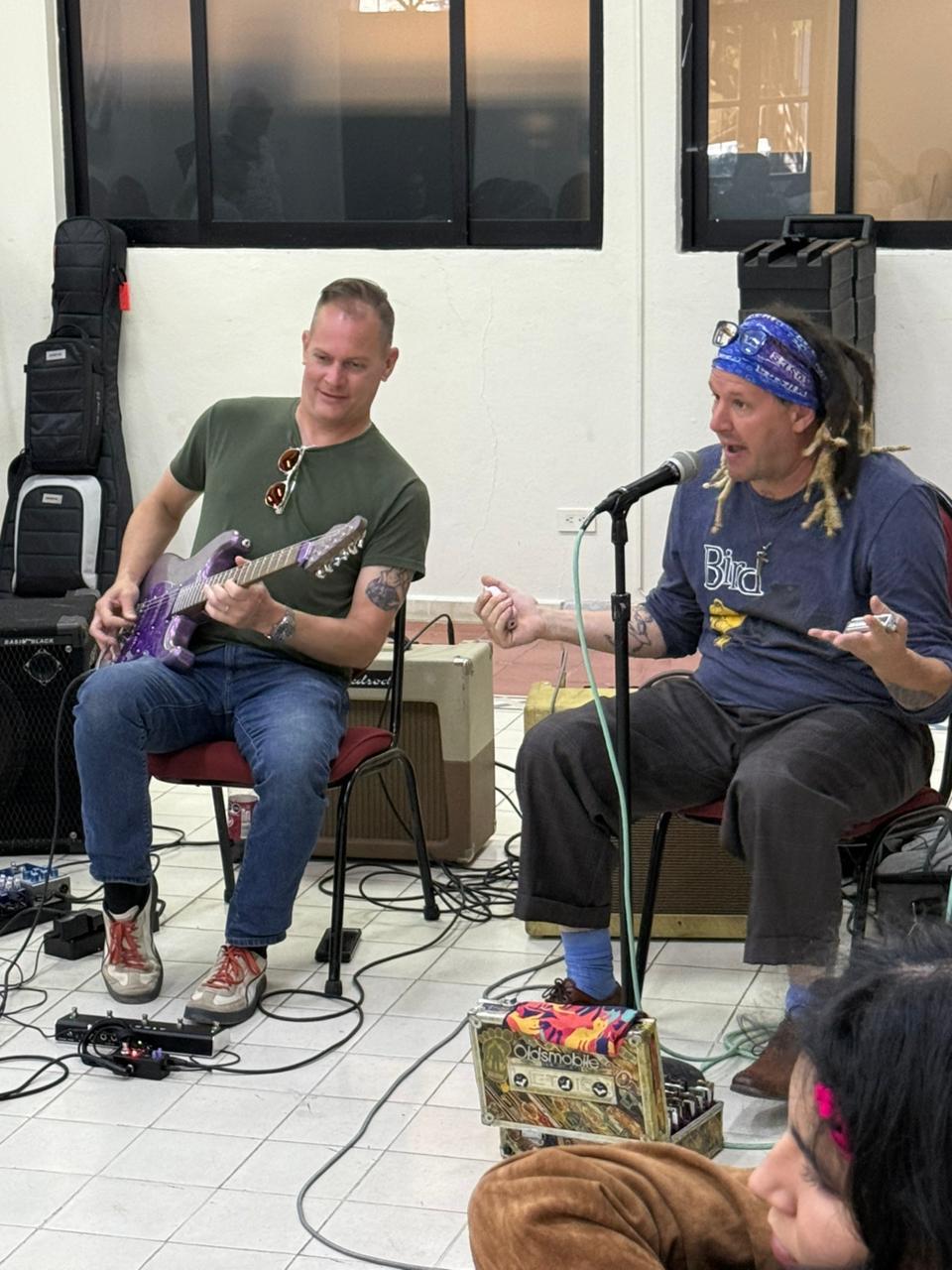 $!El artista compartió su experiencia con los asistentes.