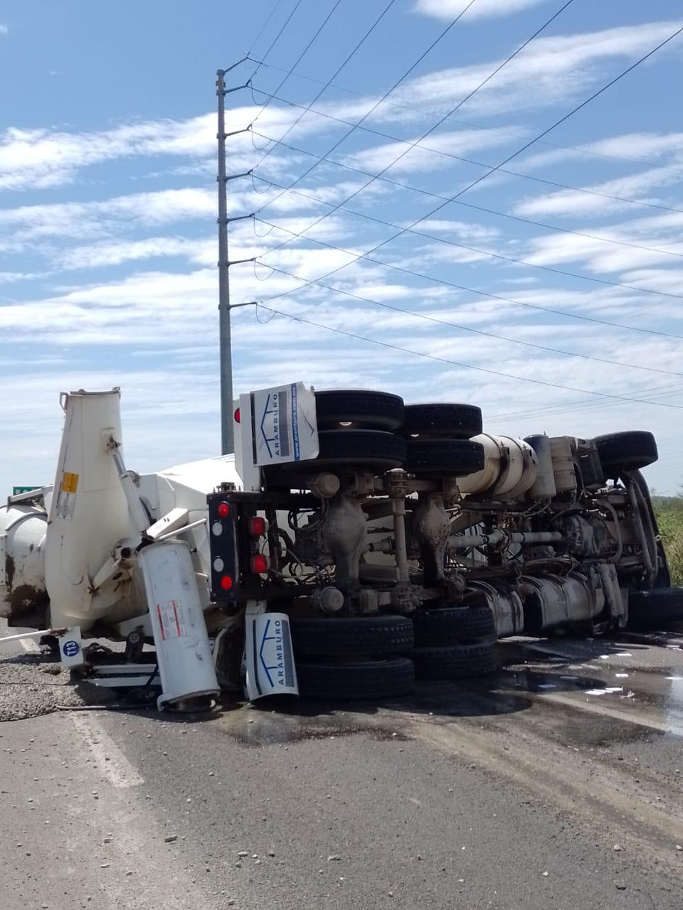 $!Camión cargado de concreto vuelca al sur de Mazatlán