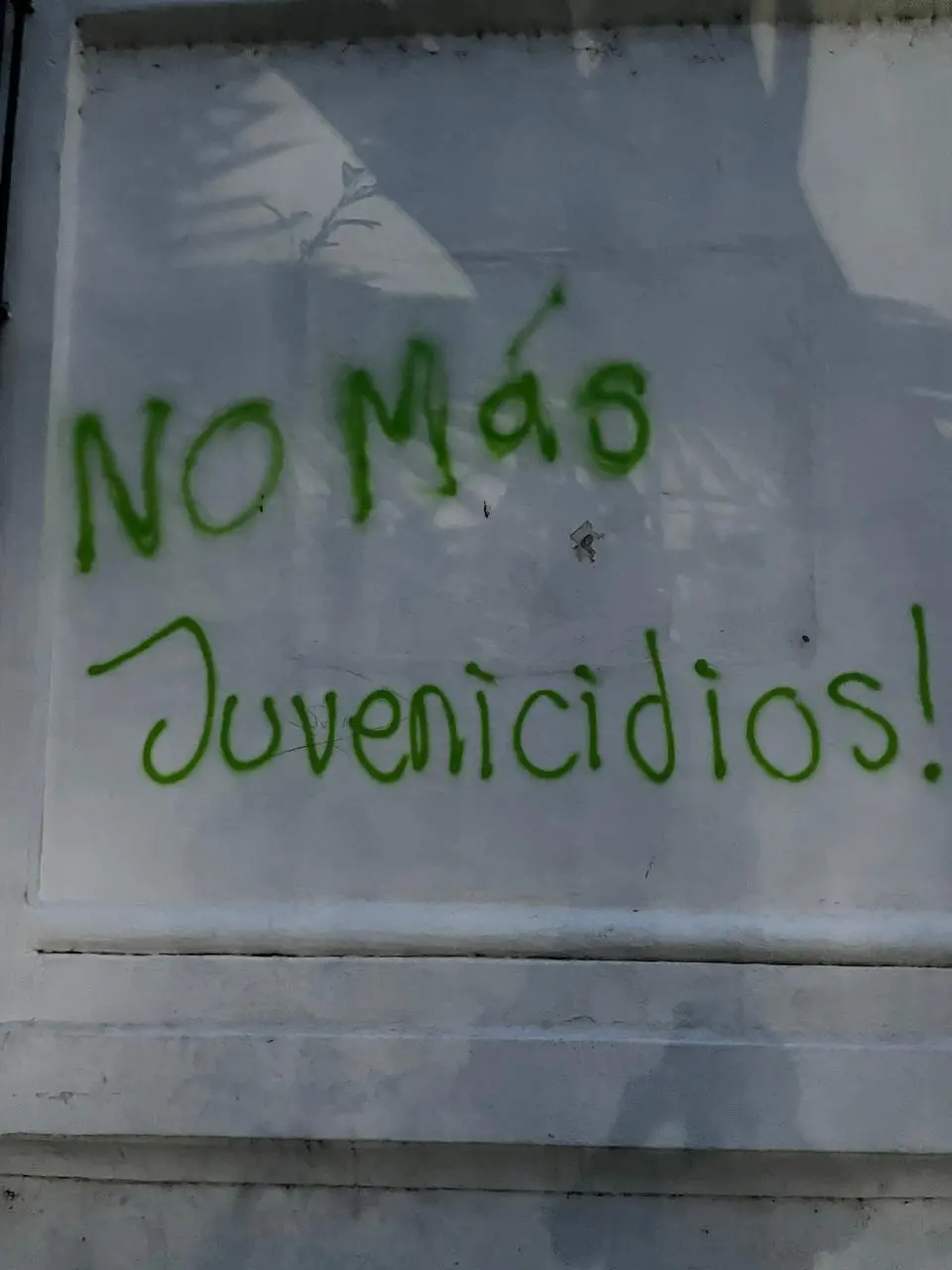 $!Pintan el ISJU tras polémica carrera durante manifestación del Día de las Víctimas de Desaparición