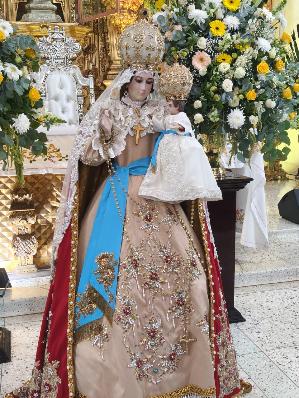 $!Nuestra Señora del Rosario recibe vestido nuevo para su fiesta solemne