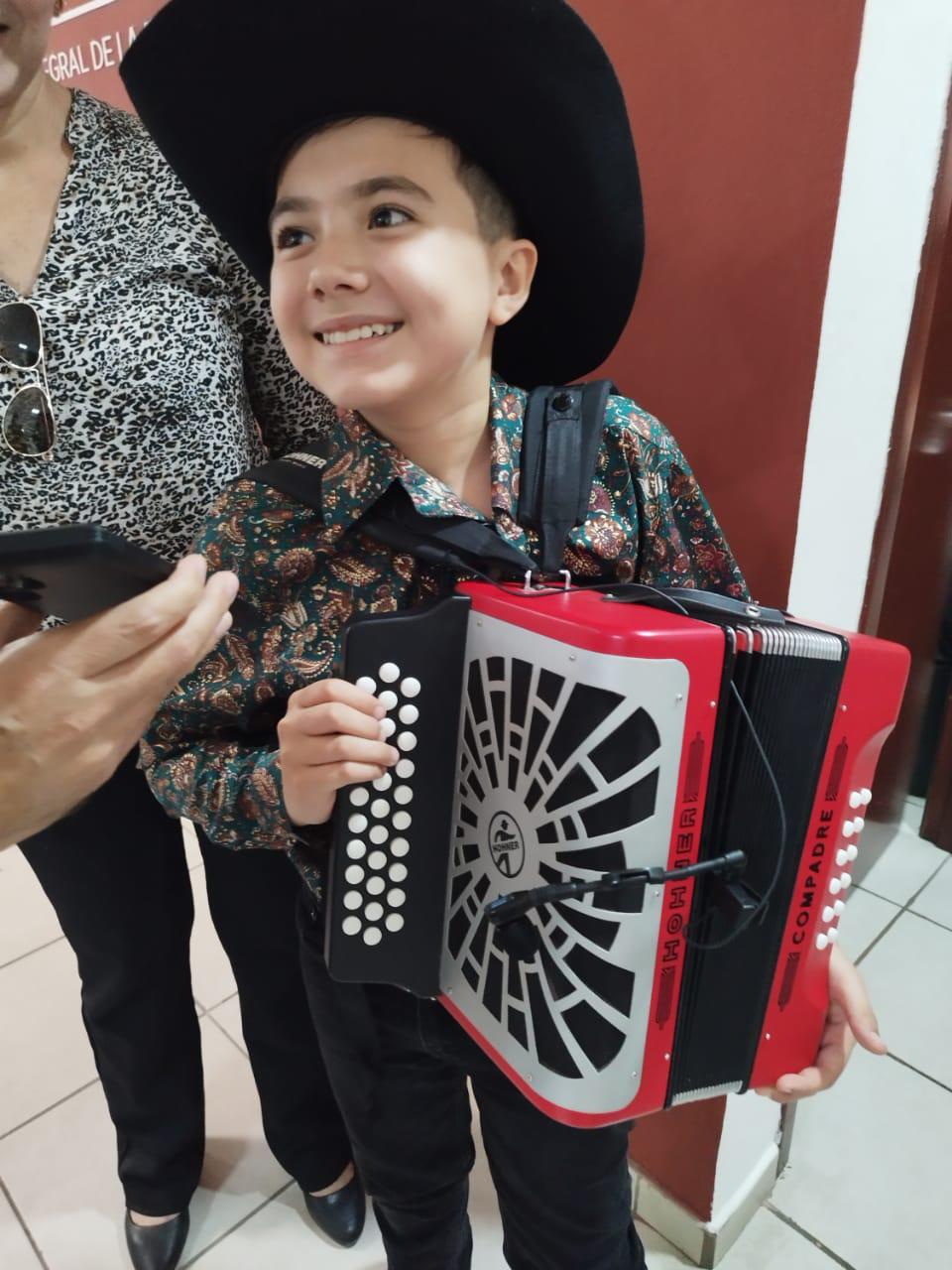 $!Diego, el niño de Angostura que brilla al tocar el acordeón