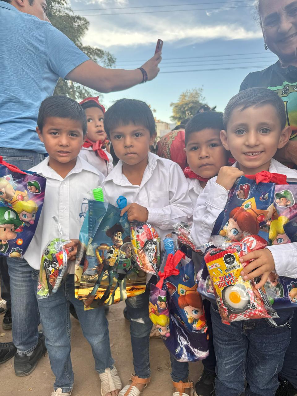 $!Niños felices con sus regalos para festejar su día.