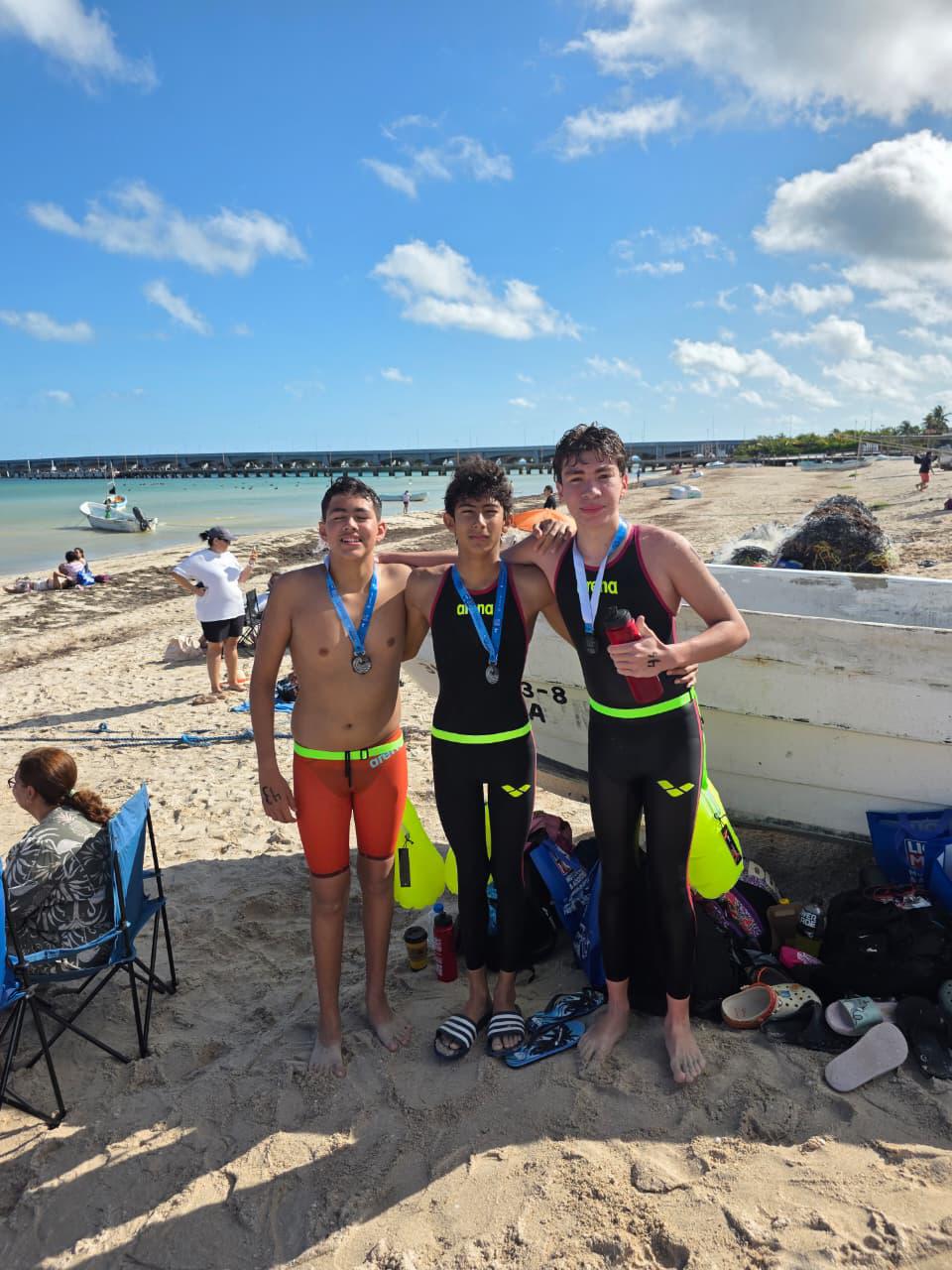 $!Dominan el mar seis nadadores mazatlecos en Puerto Progreso