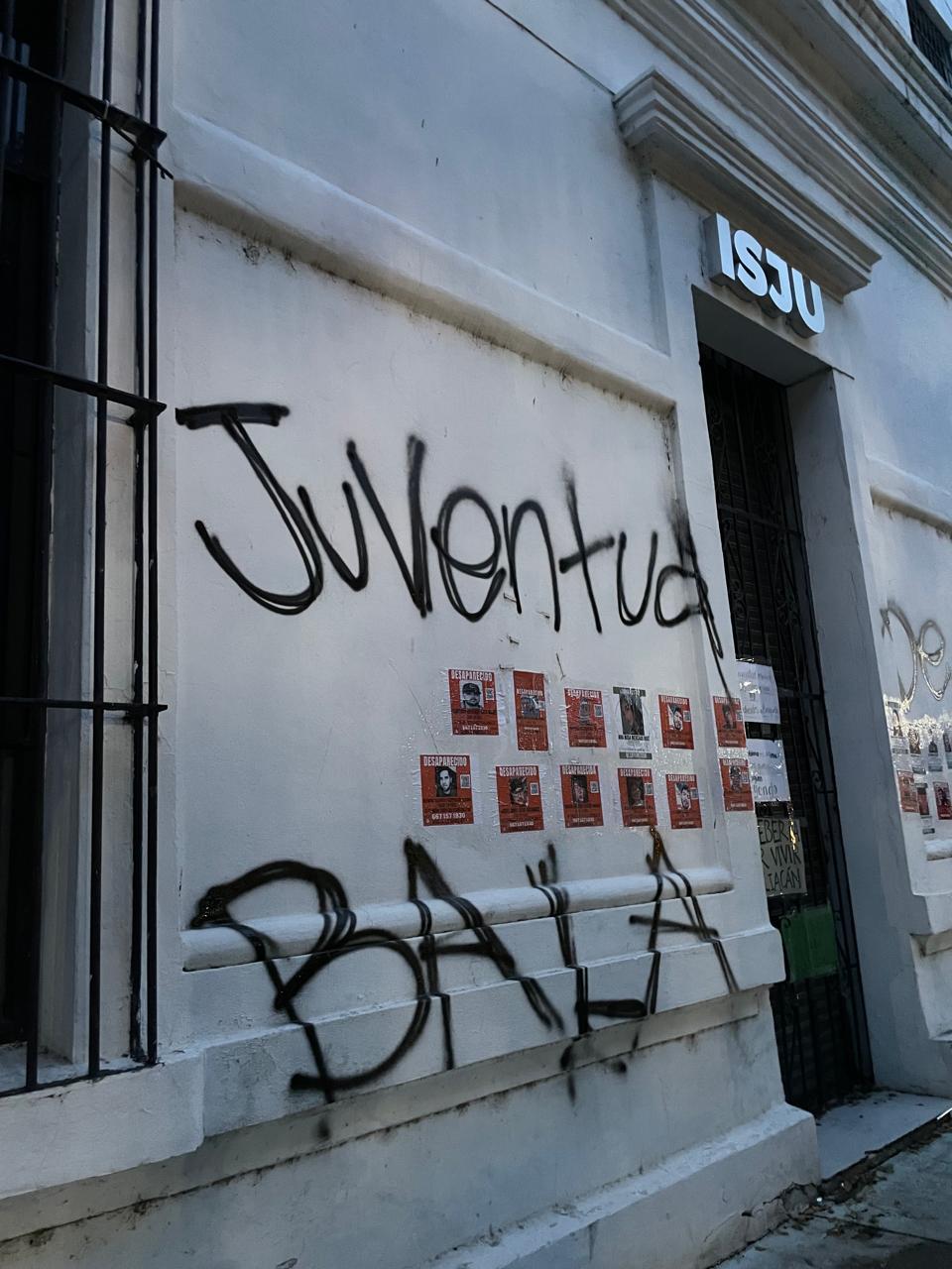 $!Pintan el ISJU tras polémica carrera durante manifestación del Día de las Víctimas de Desaparición