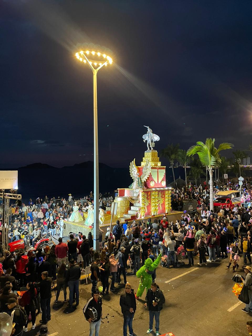 $!Disfrutan cerca de 125 mil personas del segundo y último desfile del Carnaval de Mazatlán