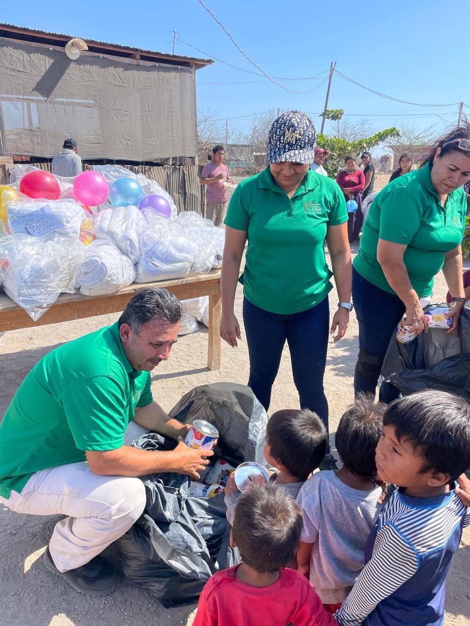 $!Víctor Aguilar charla con uno de los pequeños.