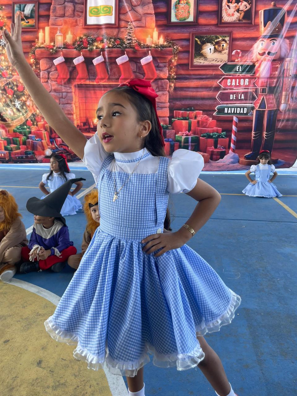 $!Alumnos de Primero A presentan su número inspirado en “Mago de Oz” durante la gala navideña.