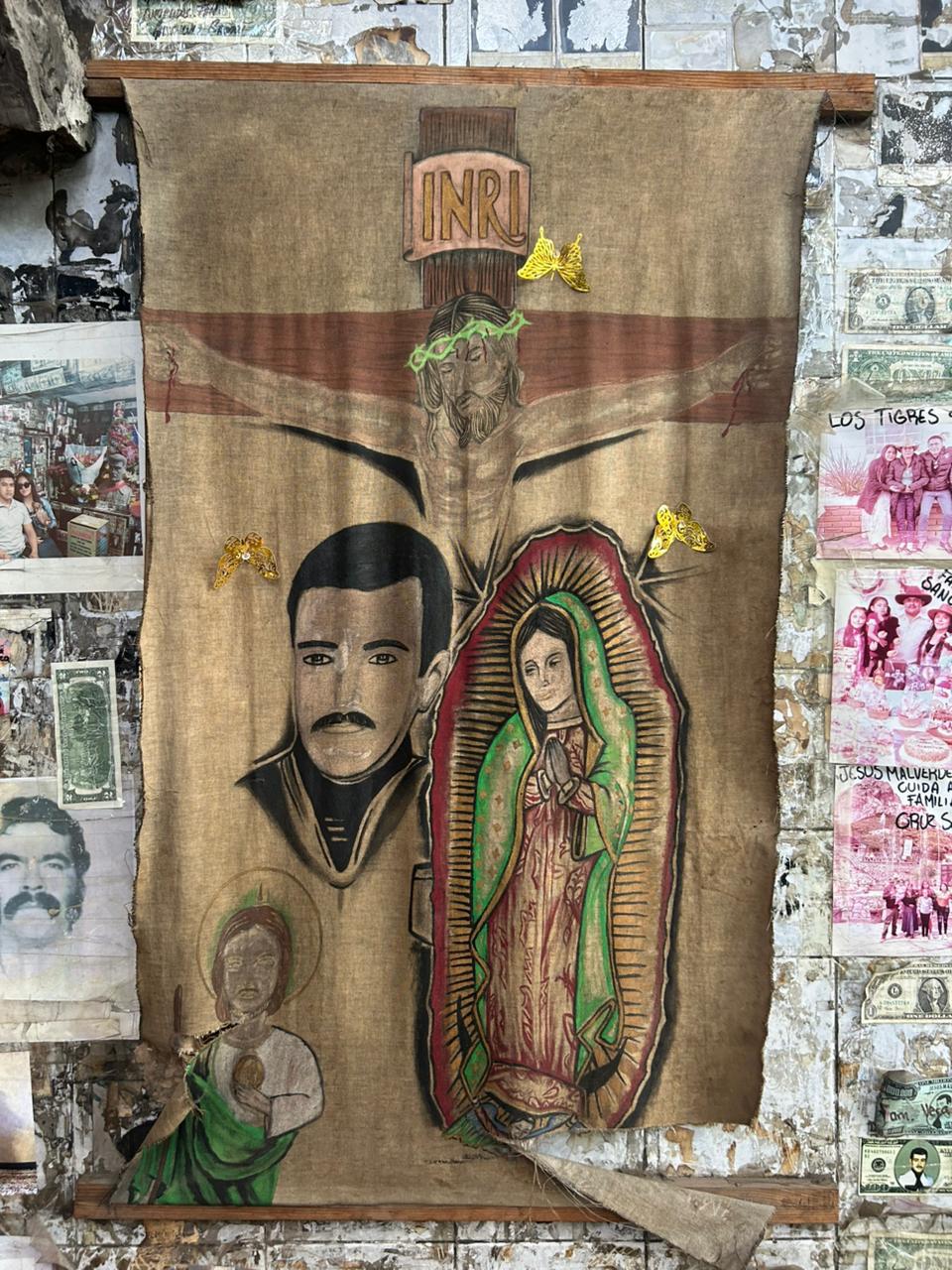 $!Bañan de fe y alcohol a Malverde en su 117 aniversario luctuoso