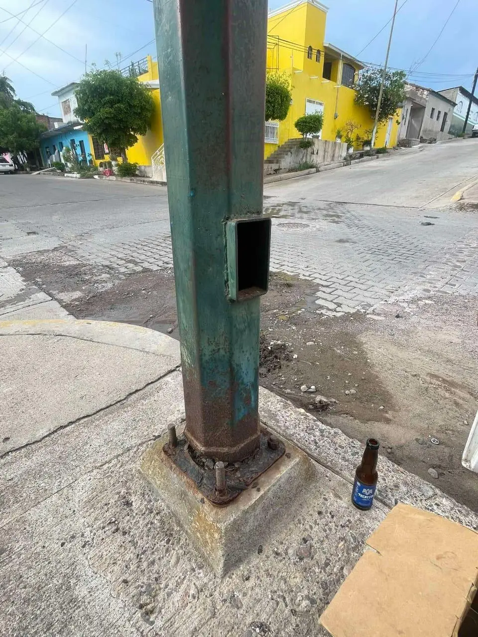 $!Vecinos de El Rosario alertan por postes deteriorados que ponen en riesgo la colonia Genaro Estrada