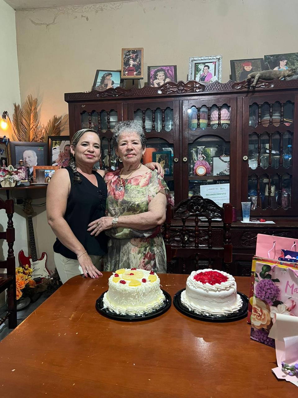 $!La festejada con su hija Trinita Cervantes.