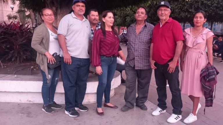 Un grupo de personas acompañaron a la Alcaldesa de Escuinapa.