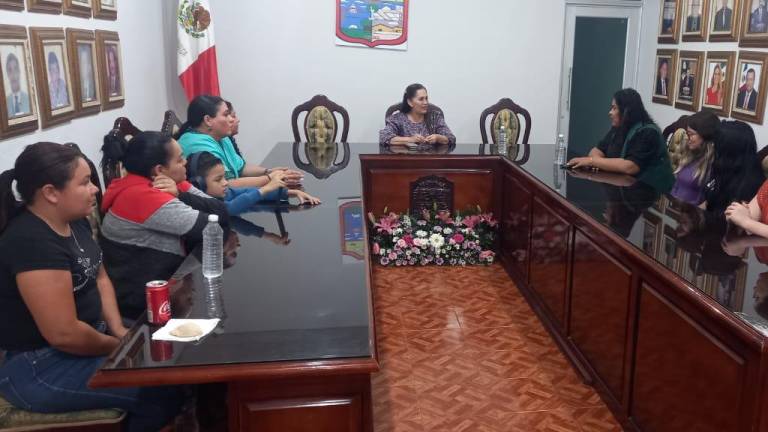 La Alcaldesa de Escuinapa en reunión con madres de familia.