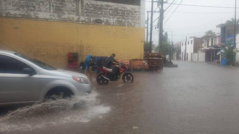 En las principales calles de Escuinapa empezó a subir el nivel de agua sobre las banquetas.