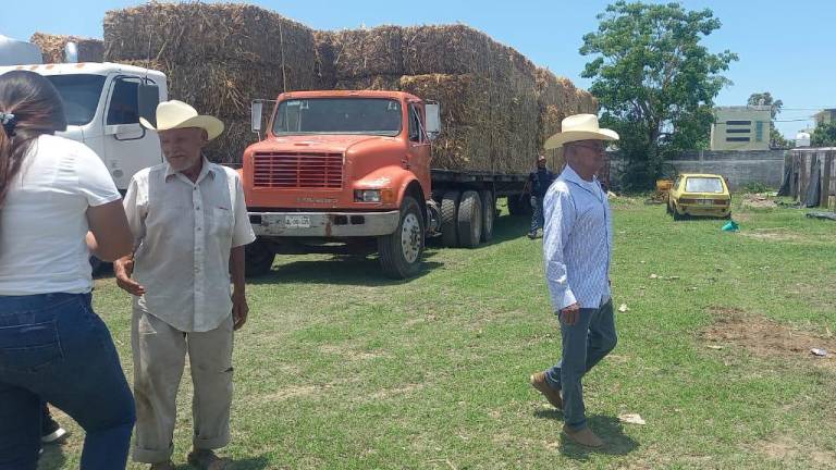 La Secretaría de Economía entregó pacas de alimento a los ganaderos de Escuinapa.