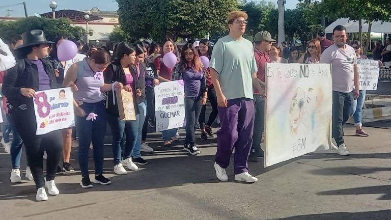Estudiantes de Preparatoria y autoridades del DIF e IMMUJER salieron a marchar por las mujeres.