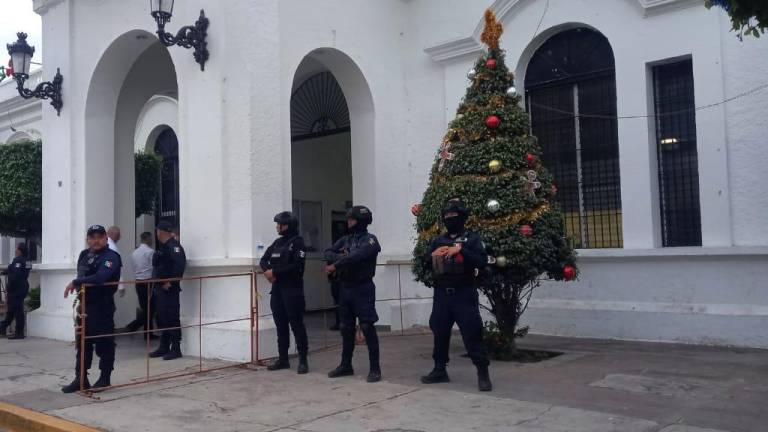 Por informe, blindan acceso a Palacio Municipal en Escuinapa