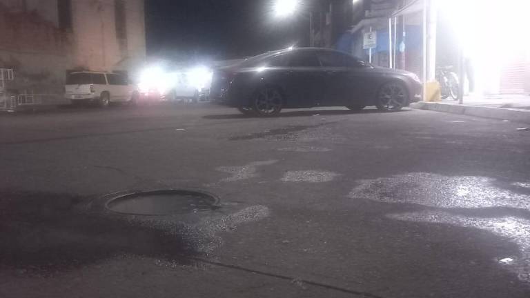 Después de las 10:00 de la noche, el drenaje empieza a brotar en la calle Constitución.