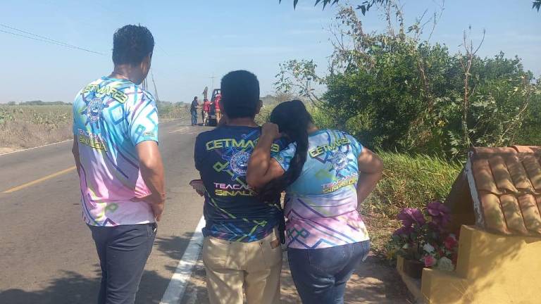 Los compañeros maestros del CET del Mar llegaron al lugar del accidente en el kilómetro 28 de la Carretera Estatal Escuinapa- Teacapán.