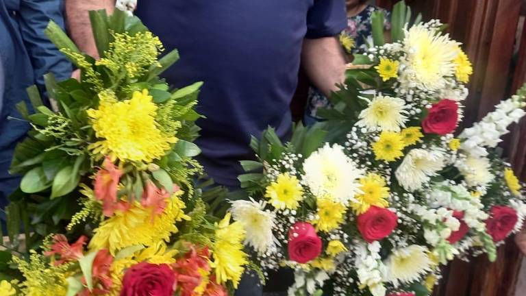 Quienes trabajan en la construcción, acude con orgullo a la homilía, llevando la cruz que colocará en la estructura en la que trabaja.